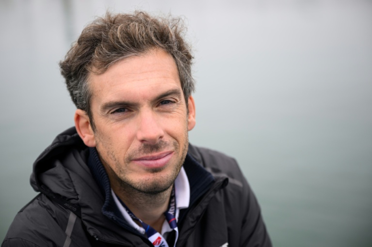 Charlie Dalin à bord du 60 pieds Apivia - Macif Sante Prevoyance quelques jours avant le départ du Vendee Globe, aux Sables-d'Olonne le 6 novembre 2024 ( AFP / Loic VENANCE )