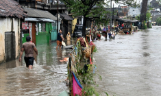 Des habitants avancent dans les eaux de crue après de fortes pluies à Denpasar, sur l’île indonésienne de Bali, le 10 septembre 2025 ( AFP / SONNY TUMBELAKA )