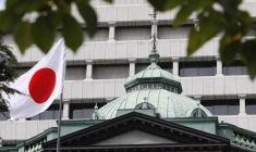 Le drapeau du Japon au sommet du bâtiment de la Banque du Japon