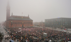 Des milliers de manifestants rassemblés à Copenhague pour dénoncer les ambitions territoriales de Donald Trump qui continue d'afficher son intention de s'emparer du Groenland, le 17 janvier 2026 ( Ritzau Scanpix / Emil Helms )