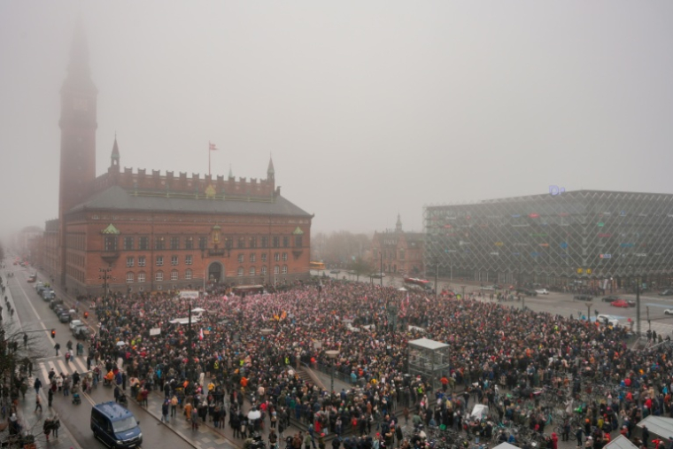 Des milliers de manifestants rassemblés à Copenhague pour dénoncer les ambitions territoriales de Donald Trump qui continue d'afficher son intention de s'emparer du Groenland, le 17 janvier 2026 ( Ritzau Scanpix / Emil Helms )