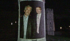 Une photographie de Donald Trump et Jeffrey Epstein projetée le 17 septembre 2025 sur les murs du château de Windsor, au Royaume-Uni, par le groupe de militants Led By Donkeys, en marge de la visite d'Etat du président américain à Londres ( AFP / Lena VOELK )