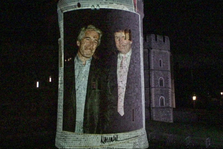Une photographie de Donald Trump et Jeffrey Epstein projetée le 17 septembre 2025 sur les murs du château de Windsor, au Royaume-Uni, par le groupe de militants Led By Donkeys, en marge de la visite d'Etat du président américain à Londres ( AFP / Lena VOELK )