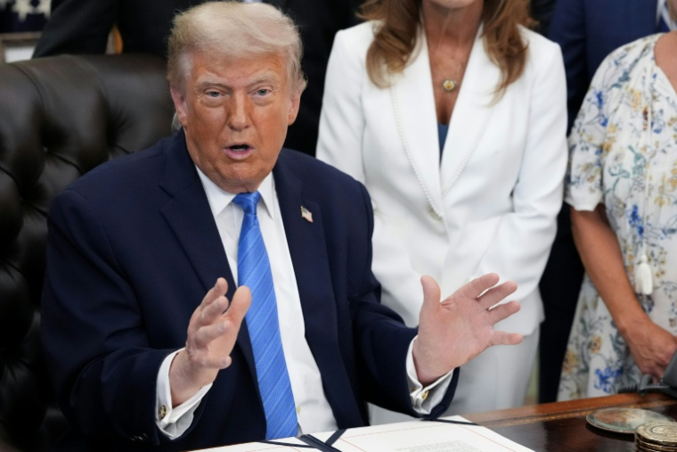 Le président américain Donald Trump dans le Bureau ovale de la Maison Blanche, le 10 juin 2026 à Washington ( AFP / Ken Cedeno )