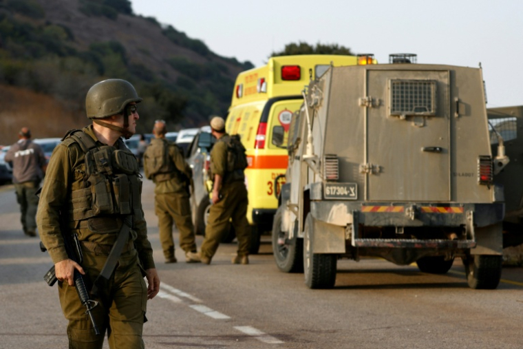 Des soldats israéliens près du lieu d'une explosion à la périphérie de Yiftah, près de la frontière libanaise, dans le nord d'Israël, le 12 octobre 2026 ( AFP / Jalaa MAREY )