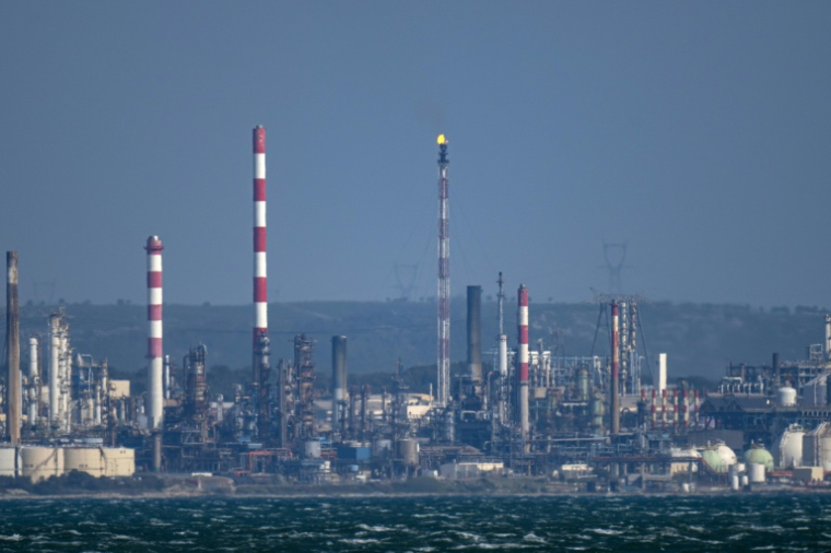 La raffinerie de pétrole Lavera à Port-de-Bouc, près de Martigues, le 25 mars 2026 dans le sud de la France ( AFP / MIGUEL MEDINA )