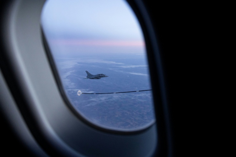 Un avion de chasse Rafale de l'armée de l'air lors de l'exercice "Poker" au-dessus de la France, le 17 mars 2026 ( AFP / ALAIN JOCARD )
