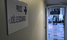 Un panneau indiquant la salle où se déroule le procès de Joël Le Scouarnec, le 24 février 2025, au palais de justice de Vannes ( AFP / Damien MEYER )