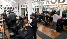 L'ANGLETERRE PRISE DE FIÈVRE ACHETEUSE : CAP SUR LES BOUTIQUES, LES SALONS DE COIFFURE ET LES BARS