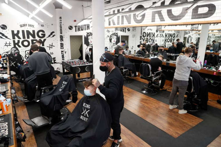 L'ANGLETERRE PRISE DE FIÈVRE ACHETEUSE : CAP SUR LES BOUTIQUES, LES SALONS DE COIFFURE ET LES BARS