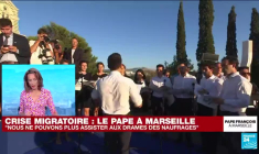 "Les migrants qui risquent de se noyer doivent être secourus", insiste le pape à Marseille