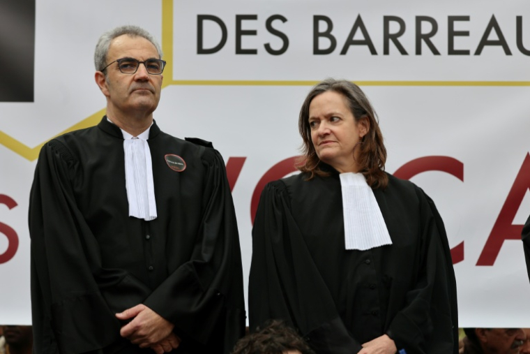 L'ancienne présidente du barreau de Paris, Julie Couturier et président de la Conférence des présidents de barreau, Christophe Bayle, à Paris, le 13 avril 2026 ( AFP / Ludovic MARIN )