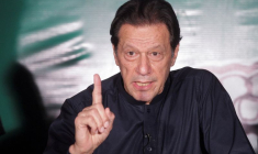 Photo d'archives: L'ancien Premier ministre pakistanais Imran Khan s'adresse aux médias dans sa résidence de Lahore
