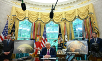 Le président américain Donald Trump parle à la presse au moment d'annoncer la construction d'un "Dôme d'or" antimissiles pour les Etats-Unis, dans le Bureau ovale de la Maison Blanche, à Washington, le 20 mai 2025 ( AFP / Jim WATSON )