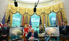 Le président américain Donald Trump parle à la presse au moment d'annoncer la construction d'un "Dôme d'or" antimissiles pour les Etats-Unis, dans le Bureau ovale de la Maison Blanche, à Washington, le 20 mai 2025 ( AFP / Jim WATSON )