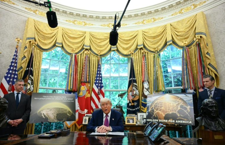 Le président américain Donald Trump parle à la presse au moment d'annoncer la construction d'un "Dôme d'or" antimissiles pour les Etats-Unis, dans le Bureau ovale de la Maison Blanche, à Washington, le 20 mai 2025 ( AFP / Jim WATSON )