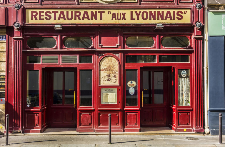 Le temps d’une halte gastronomique, voici quelques recettes et petites histoires sur la quenelle lyonnaise, le tablier de sapeur, la cervelle de Canut et le saucisson brioché. crédit photo : Nadiia_foto/Shutterstock / Nadiia_foto