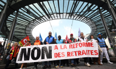 Des manifestants défilent derrière une banderole indiquant "Non à la réforme des retraites" lors de la manifestation du 1er Mai à la place de l’Homme-de-Fer à Strasbourg, le 1er mai 2023.  ( AFP / FREDERICK FLORIN )