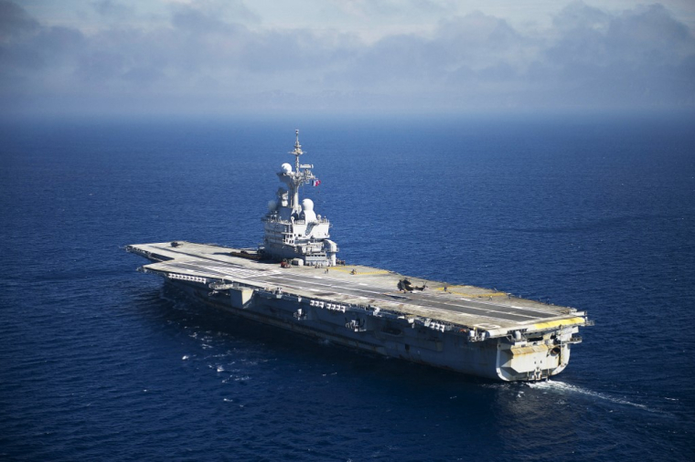 Le Charles de Gaulle doit être retiré du service opérationnel de la Marine nationale à l'horizon 2040 (illustration) ( AFP / BERTRAND LANGLOIS )