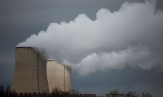 Une tour de refroidissement de la centrale nucléaire de Golfech, France