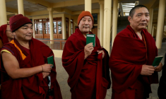 Des moines bouddhistes s'apprêtent à voter pour désigner les dirigeants du Tibet à Dharamsala, dans le nord de l'Inde, où est basé le gouvernement en exil, le 1er février 2026 ( AFP / Sanjay BAID )
