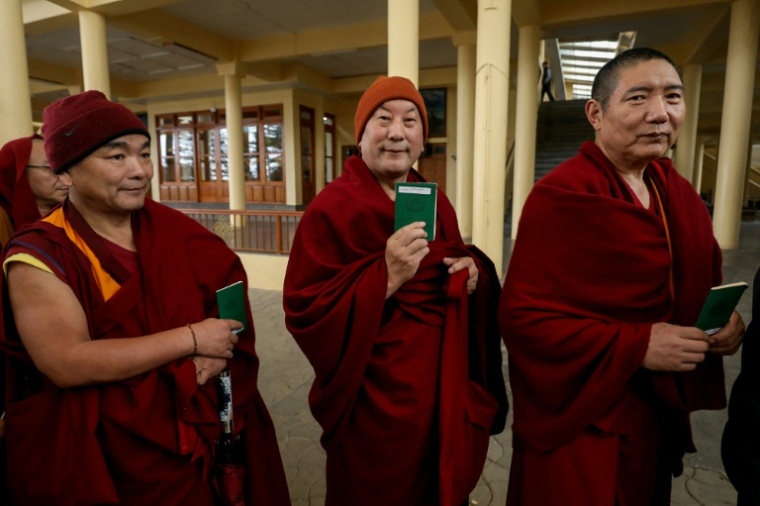 Des moines bouddhistes s'apprêtent à voter pour désigner les dirigeants du Tibet à Dharamsala, dans le nord de l'Inde, où est basé le gouvernement en exil, le 1er février 2026 ( AFP / Sanjay BAID )