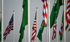 Les drapeaux de l'Arabie Saoudite et des Etats-Unis à Riyad le 12 mai 2025 ( AFP / Giuseppe CACACE )