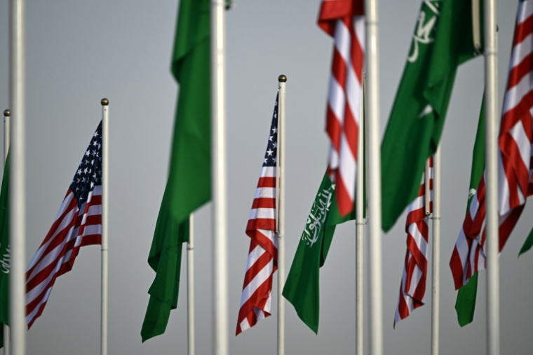 Les drapeaux de l'Arabie Saoudite et des Etats-Unis à Riyad le 12 mai 2025 ( AFP / Giuseppe CACACE )
