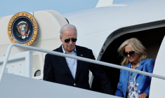 Le président américain Joe Biden et la première dame Jill Biden débarquent d'Air Force One dans une base aérienne de Maryland