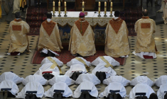 Des séminaristes de la communauté Saint-Martin lors de leur ordination à la basilique Notre-Dame de l'Épine à Évron, le 24 juin 2017 ( AFP / DAMIEN MEYER )