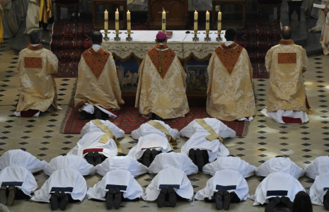 Des séminaristes de la communauté Saint-Martin lors de leur ordination à la basilique Notre-Dame de l'Épine à Évron, le 24 juin 2017 ( AFP / DAMIEN MEYER )