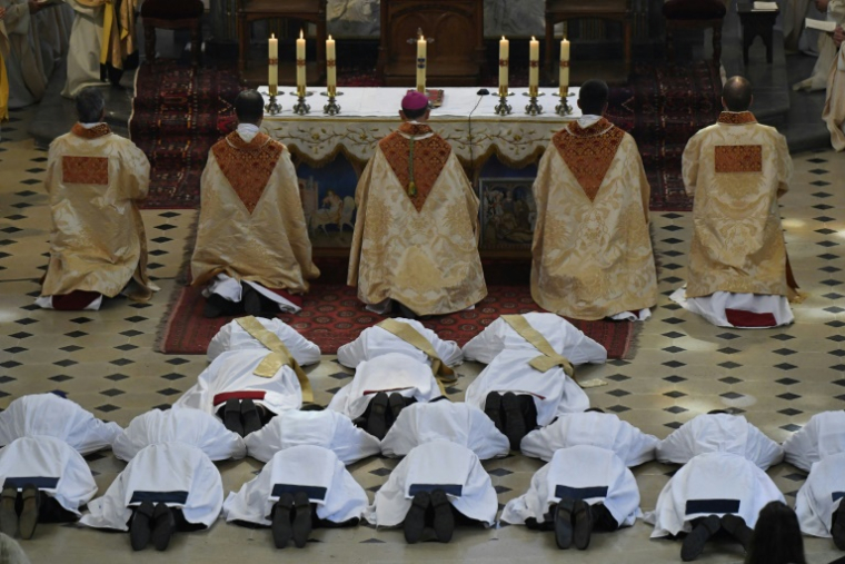 Des séminaristes de la communauté Saint-Martin lors de leur ordination à la basilique Notre-Dame de l'Épine à Évron, le 24 juin 2017 ( AFP / DAMIEN MEYER )