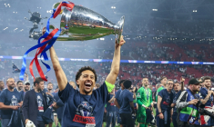 Marquinhos et le reste du Paris Saint-Germain célèbrent leur victoire en Ligue des Champions face à Arsenal, le 30 mai 2026 au Puskas Arena de Budapest ( AFP / Franck FIFE )