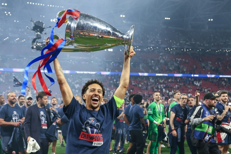 Marquinhos et le reste du Paris Saint-Germain célèbrent leur victoire en Ligue des Champions face à Arsenal, le 30 mai 2026 au Puskas Arena de Budapest ( AFP / Franck FIFE )