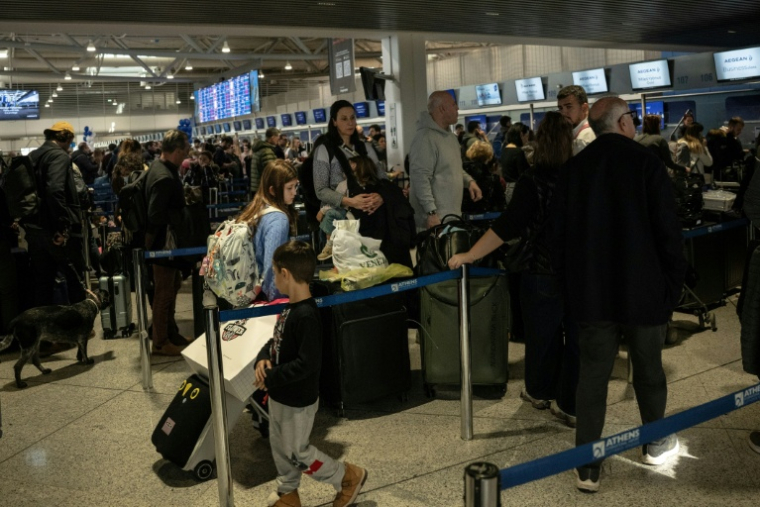 Un hall de départs de l'aéroport international Eleftherios Venizelos, à Spata près d'Athènes, où le trafic était perturbé en raison d'un problème technique, le 4 janvier 2025 ( AFP / Angelos TZORTZINIS )