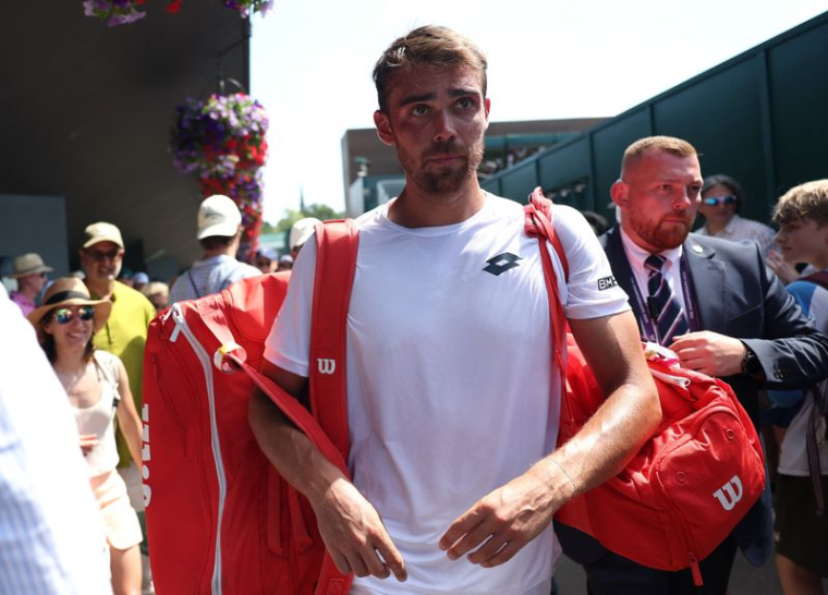Le Français Benjamin Bonzi quitte le court après avoir remporté son match du premier tour contre le Russe Daniil Medvedev