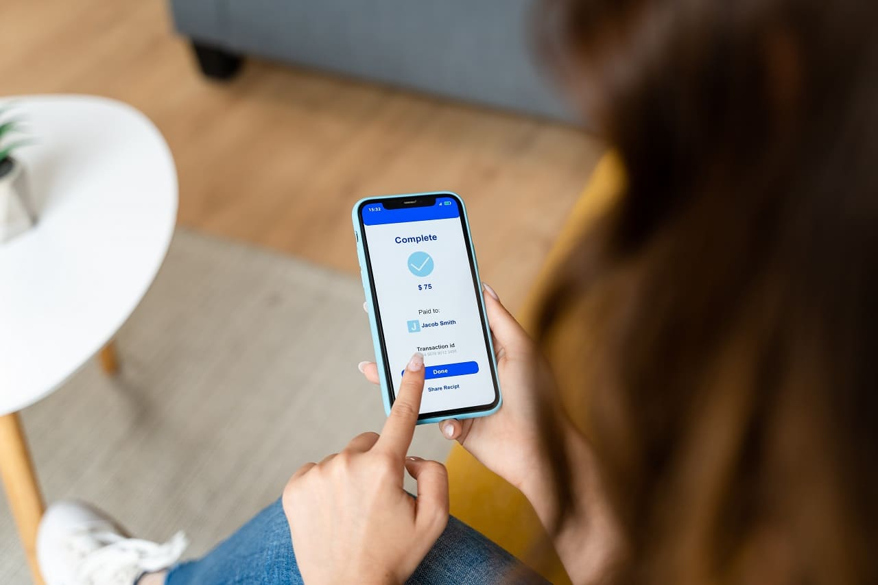 (Crédits photo : Adobe Stock - Personne effectuant avec succès un virement instantané gratuit)