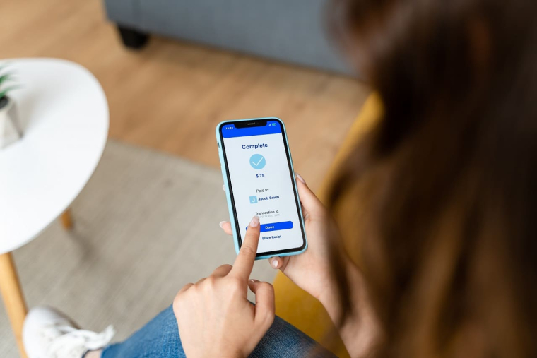 (Crédits photo : Adobe Stock - Personne effectuant avec succès un virement instantané gratuit)