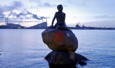 UN GRAFFITI "FREE HONG KONG" SUR LA PETITE SIRÈNE DE COPENHAGUE