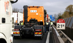 Des chauffeurs routiers bloquent l'autoroute A7, au sud de Lyon, pour protester contre la hausse des prix du carburant, à Chasse-sur-Rhône, le 28 mars 2026 en Isère ( AFP / Alex MARTIN )