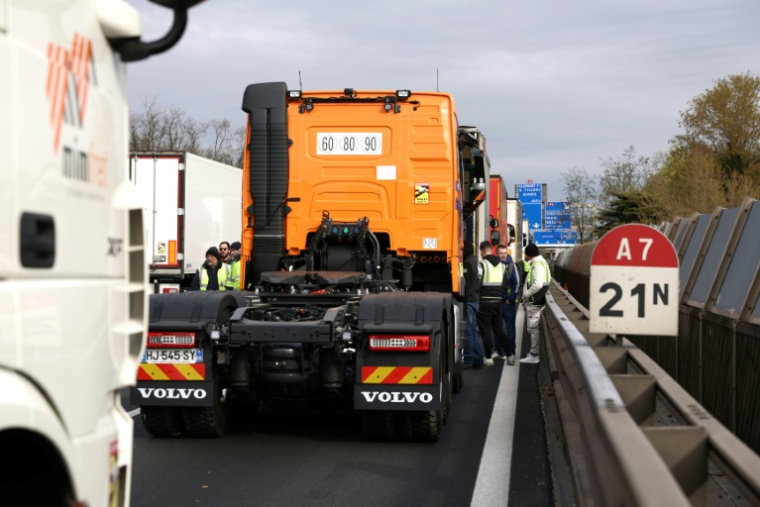 Des chauffeurs routiers bloquent l'autoroute A7, au sud de Lyon, pour protester contre la hausse des prix du carburant, à Chasse-sur-Rhône, le 28 mars 2026 en Isère ( AFP / Alex MARTIN )