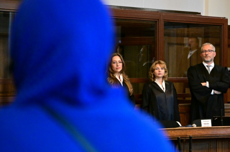 Les avocats commis d'office du médecin soupçonné d'avoir tué 15 patients à l'aide d'injections létales, (de g. à d.) Klaudia Dawidowic, Ria Halbritter et Christoph Stoll, attendent le début du procès, au tribunal régional de Berlin, le 14 juillet 2025 ( AFP / Tobias Schwarz )