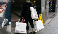 Une cliente sur la 5e Avenue pendant les soldes du Black Friday à New York