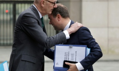 Le Premier ministre Sébastien Lecornu est accueilli par le ministre de l'Economie Roland Lescure à Bercy, le 27 mars 2026 à Paris ( AFP / Ludovic MARIN )