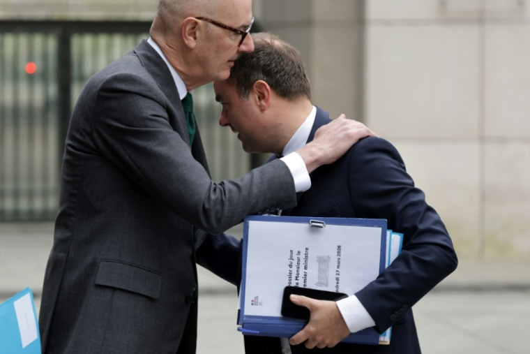 Le Premier ministre Sébastien Lecornu est accueilli par le ministre de l'Economie Roland Lescure à Bercy, le 27 mars 2026 à Paris ( AFP / Ludovic MARIN )