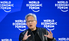 Le fondateur et PDG de Nvidia, Jensen Huang lors du Forum économique mondial à Davos, le 21 janvier 2026.  ( AFP / FABRICE COFFRINI )