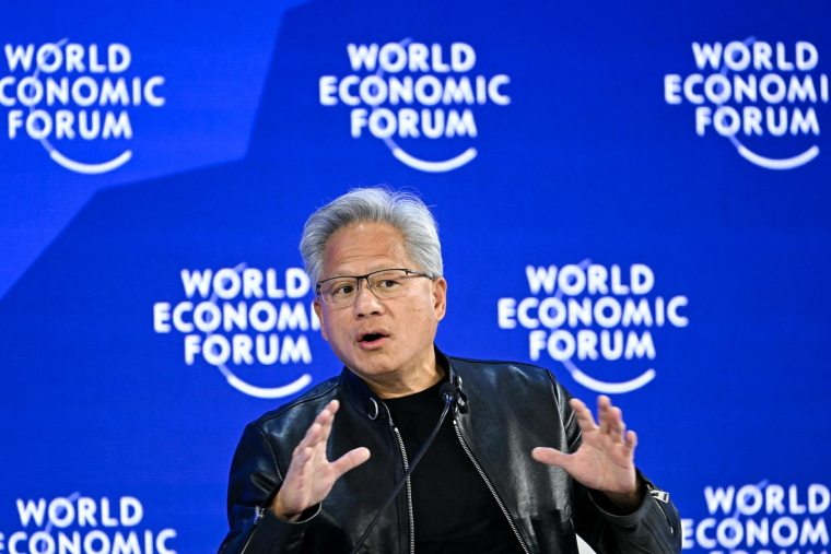 Le fondateur et PDG de Nvidia, Jensen Huang lors du Forum économique mondial à Davos, le 21 janvier 2026.  ( AFP / FABRICE COFFRINI )