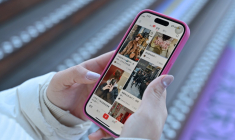 Une femme consulte sur son smartphone le réseau social chinois Xiaohongshu, également connu sous le nom de RedNote, le 15 janvier 2025 à Pékin ( AFP / ADEK BERRY )