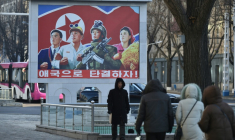 Des personnes marchent une rue de Pyongyang devant une affiche patriotique nord-coréenne, le 20 janvier 2026 ( AFP / KIM Won Jin )