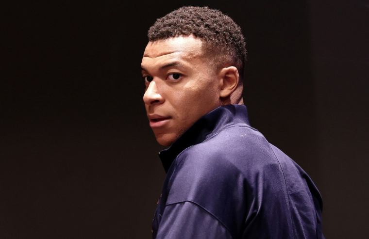 Le footballeur Kylian Mbappé arrive pour une conférence de presse au Parc des Princes à Paris, le 9 octobre 2025 ( AFP / FRANCK FIFE )